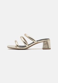 ZOE WITTY - Mules de tacón - gold