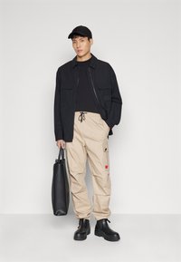 HUGO GARLO - Oldalzsebes nadrágok - medium beige