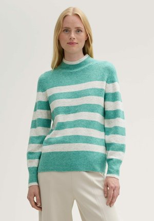 Pull rayé turquoise et blanc avec un col montant, des manches longues et un ourlet côtelé. Texture douce avec un matériau léger et respirant.