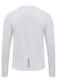Langärmliges Sportshirt in Weiß. Es hat eine glatte Textur und Raglanärmel, mit einem subtilen grauen "newline"-Logo am unteren Ende.