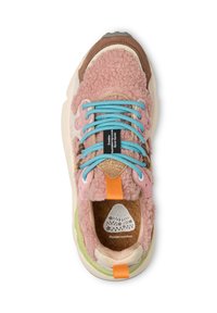 Sneaker mit einem flauschigen pinken Obermaterial, braunen Akzenten, blauen Schnürsenkeln und einer grünen Sohle. Verfügt über eine Korkeinlegesohle und ein Markenlabel innen.