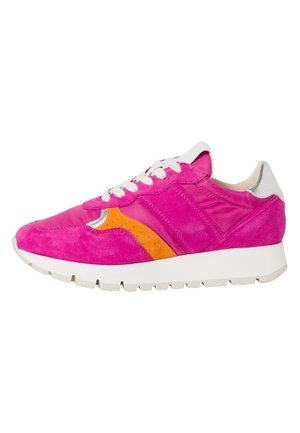 Sneaker in suede rosa con lacci bianchi, dettagli arancioni e una finitura argentata. Presenta una superficie texturizzata e una suola bianca texturizzata.