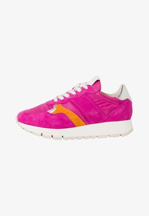 Różowe zamszowe sneakersy z białymi sznurówkami, pomarańczowymi akcentami i srebrnym detalem. Charakteryzują się fakturowaną powierzchnią oraz białą fakturowaną podeszwą.