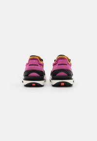 Nike Sportswear W NIKE WAFFLE ONE - Sapatilhas - active fuchsia/universe gold/black/coconut milk/metallic silver/orange