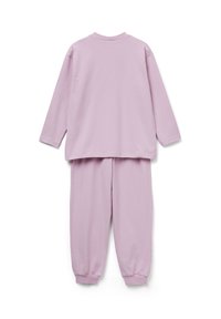 Rosa zweiteiliges Lounge-Set. Das Oberteil ist ein Pullover mit langen Ärmeln und rundem Halsausschnitt, die Hose sind schmal zulaufende Jogginghosen mit elastischen Bündchen.