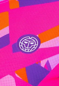 Textil colorido que presenta una superficie texturizada con patrones geométricos en rosa, púrpura y naranja. Incluye un logo redondo púrpura con un diseño de máscara.