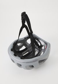 Grauer Fahrradhelm mit strukturierter Oberfläche, ausgestattet mit mehreren Belüftungsöffnungen und schwarzen verstellbaren Riemen im Inneren.