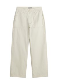 Pantalons larges beige avec une texture lisse, dotés de deux poches avant, d'une fermeture à bouton et d'un motif rayé vertical subtil.