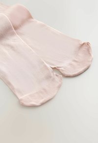 Lyserøde, lette sokker i en glat tekstur, med en solid kant ved anklen og et fint ribbet design ved tåen.