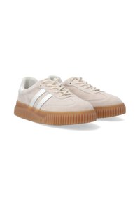 Beige Wildlederschuhe mit weißen Lederakzenten und drei weißen Streifen. Gummisohle mit einem strukturierten, gerippten Design. Klassischer Schnürstil.