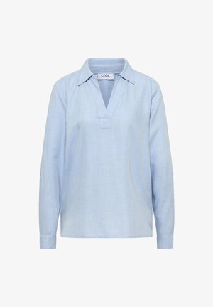 Chemise à manches longues bleu clair avec un col en V. Tissu doux et texturé ; comporte un plastron rectangulaire à l'avant et des manches retroussées.