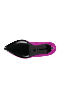 Scarpa alta fucsia in suede con punta affilata, apertura sul retro e suola in gomma nera caratterizzata da scanalature orizzontali per una migliore aderenza.