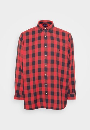 Camisa de manga longa xadrez vermelha e azul-marinho com colarinho abotoado, placket frontal e bainha redonda. Apresenta um pequeno logótipo bordado no peito.