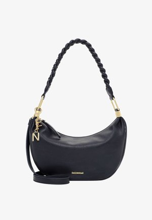 Bolso de cuero negro en forma de media luna con asa trenzada, correa desmontable, herrajes dorados y pequeño logo dorado "EMILY & NOAH".