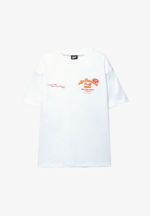 Vit bomulls-t-shirt med korta ärmar. Har röd grafisk text som inkluderar "Endast gjord med färska ingredienser" och lekfulla detaljer.