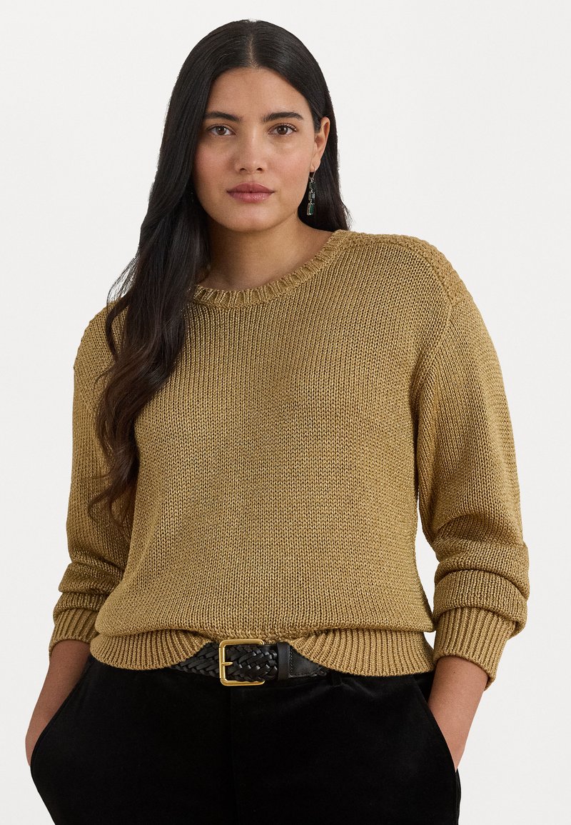 Pleteni pulover v potlačeni zlatem tonu z rebrastim ovratnikom in manšetami. V kombinaciji z črnim tkanim pasom z zlatim sponko, nosi se čez črne hlače.