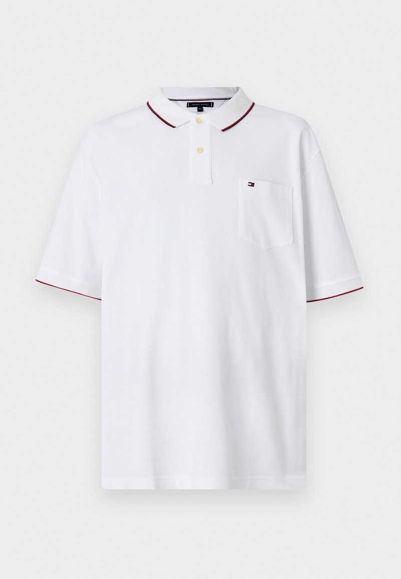 Polo blanc à manches courtes avec une bordure rouge au col et aux manches, deux boutons beige, une poche poitrine et un petit logo sur la poche.