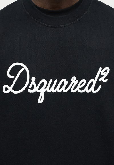 Μαύρο φούτερ με στρογγυλή λαιμόκοψη και λευκό λογότυπο "Dsquared²" σε καλλιγραφικό στυλ, τοποθετημένο στο κέντρο του στήθους.