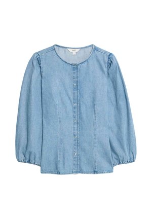 Blouse en denim bleu clair avec des manches bouffantes, un col rond, une fermeture à boutons sur le devant et de subtils fronces aux épaules et aux poignets.