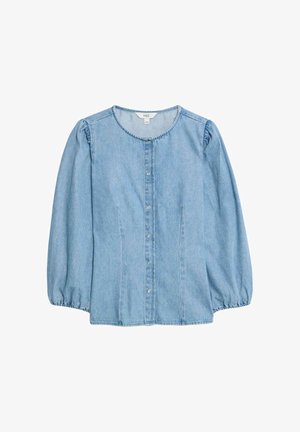 Světle modrá džínová blůza s nabíranými rukávy, kulatým výstřihem, předním zapínáním na knoflíky a jemným nařasením na ramenou a manžetách.