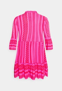 Vaaleanpunainen mekko, jossa on punaisia geometrisiä heimo-kuvioita, kolmannes hihan pituudella, ja kerroksellinen liehuva helma, kuvattuna takaa valkoista taustaa vasten.