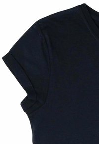 Chemise noire à manches courtes avec manches retroussées et col rond, vue de l'épaule et de la partie supérieure de la poitrine.