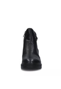 Stivale alla caviglia in pelle nera con una texture liscia, punta arrotondata, chiusura con zip laterale e suola in gomma bassa e robusta.