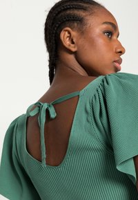 ONLY ONLLEELO BACK  - T-shirt estampada - pepper green