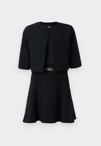 Zwarte twill jurk met korte mouwen, voorzien van een cropped jack en een uitlopende rok, verfraaid met een goudkleurige riemdetail op de taille.