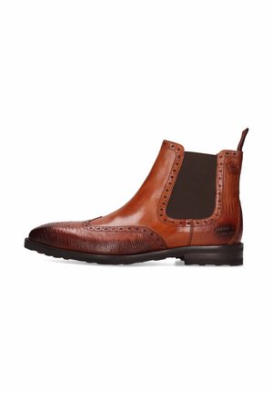 Botín Chelsea de cuero marrón con puntera texturizada, detalles de brogue, paneles laterales elásticos y un tacón bajo apilado.