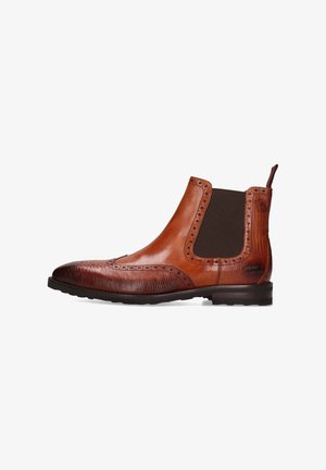 Stivale Chelsea in pelle marrone con punta testurizzata, dettagli brogue, pannelli laterali in elastico e tacco basso impilato.