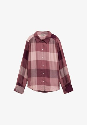 Camisa de manga larga, abotonada, en tonos de rosa y burdeos con un patrón de cuadros; cuenta con cuello y detalle de hombro fruncido.