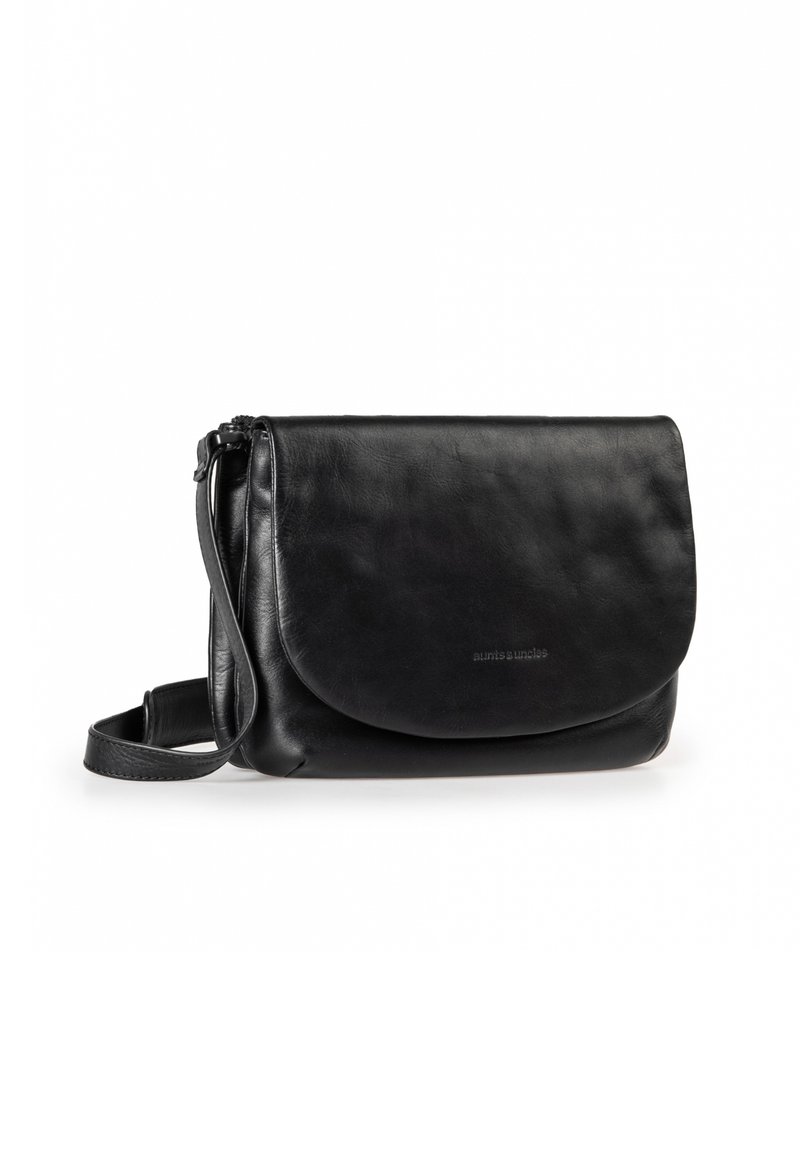 Schwarze Leder-Crossbody-Tasche mit einem umklappbaren Deckel, Reißverschluss, verstellbarem Trageriemen und geprägten Logodetails auf der Vorderseite.