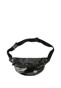 Sort bæltetaske lavet af blankt materiale, med en lynlåslomme og justerbar rem med plastikspænde. Diskret logo på fronten.