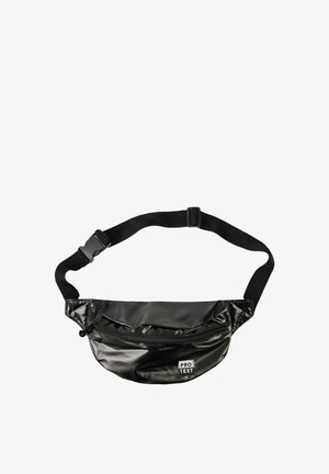 Zwarte heuptas van glanzend materiaal, met een ritsvak en een verstelbare riem met een kunststof gesp. Discreet logo aan de voorkant.