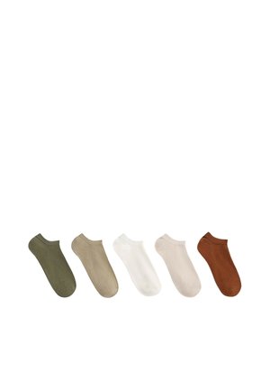Cinq paires de chaussettes invisibles en vert olive, beige, blanc, rose clair et couleur rouille alignées sur un fond blanc.