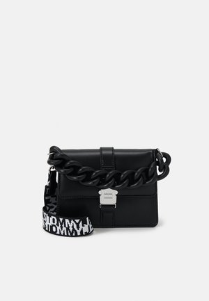 Zwarte leren crossbodytas met een stevige kettinghandgreep en een geweven band met witte letters. Zilveren accenten benadrukken het ontwerp.