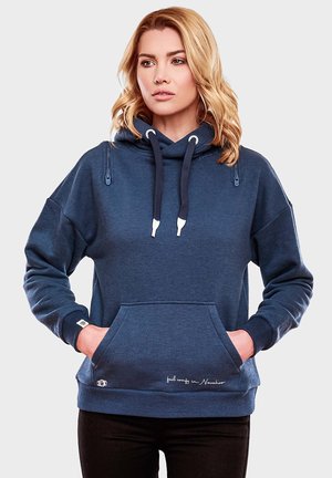 Marineblauwe hoodie van zachte stof, met een kangoeroe-pocket, een capuchon met trekkoord en ribgebreide manchetten, met subtiele logotekst aan de onderkant.