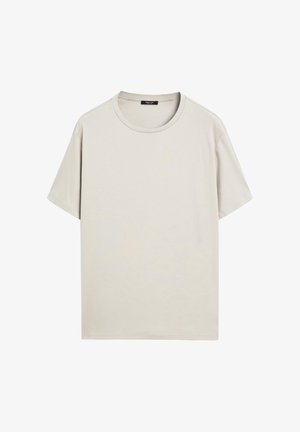T-shirt à manches courtes en beige clair, col rond, fabriqué en tissu doux avec une texture lisse, présentant une coupe décontractée et sans marque visible.