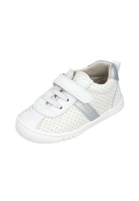 Zapatillas blancas para niños con acentos plateados, lados perforados, correa de velcro y cordones elásticos sobre una suela blanca.