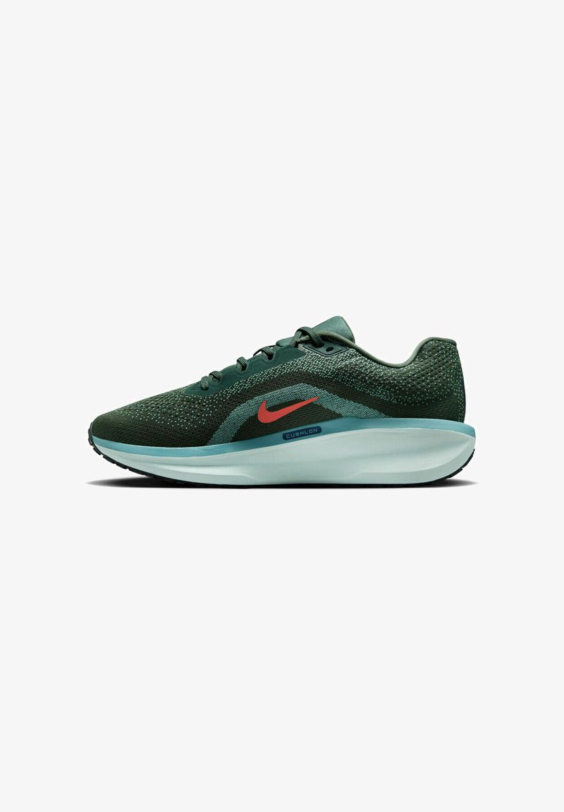 Zapatillas deportivas verdes con parte superior de malla, suela de color azul verdoso y el logo de Nike en rojo. Presentan cordones, entresuela acolchada y un patrón texturizado.