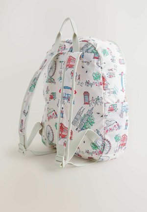 Mochila con una tela de color claro que presenta diseños temáticos de Londres. Tiene correas ajustables, un cierre de cremallera y acentos estampados.