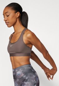 Nike Performance BRA - Sportski grudnjak s blagom potporom - ironstone/white