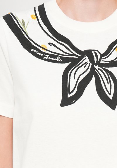Tricou alb din bumbac, cu un design grafic negru pe guler tip bandană, accentuat cu flori galbene și verzi și textul "marc Jacobs".