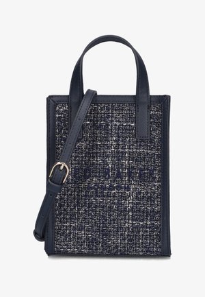 Sac à main tissé bleu marine avec un tissu texturé et des finitions en cuir, doté de poignées supérieures doubles et d'une bandoulière amovible. Détail de logo embossé.