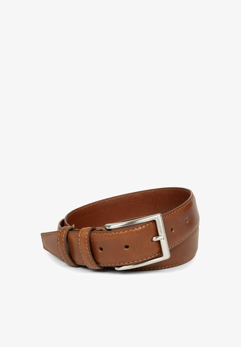 Ceinture en cuir marron avec une texture lisse, une boucle en métal argenté et plusieurs trous pour un ajustement. Présente des détails cousus le long des bords.