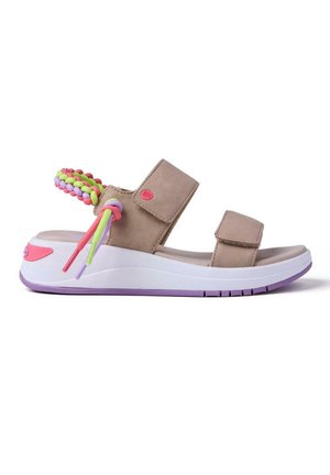 Sandalia marrón claro con dos tiras ajustables, adorno trenzado multicolor, suela acolchada blanca y detalles en la suela exterior púrpura.