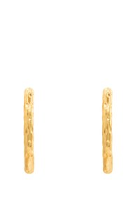 Boucles d'oreilles en or en forme de créoles, avec une texture martelée, présentant une forme cylindrique et une finition polie, offrant un détail de surface scintillant.