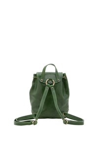 Zaino in pelle verde con chiusura a cordoncino, forma arrotondata, spallacci regolabili e dettagli in metallo dorato. Finitura liscia e lucida.