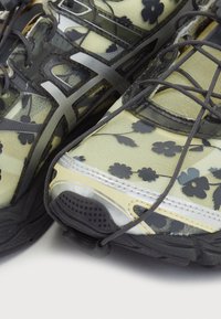 ASICS SportStyle GEL CUMULUS 16 SSCB SIGNATURE SERIES CECILIE BAHNSEN UNISEX - Tenisice - ivory/black